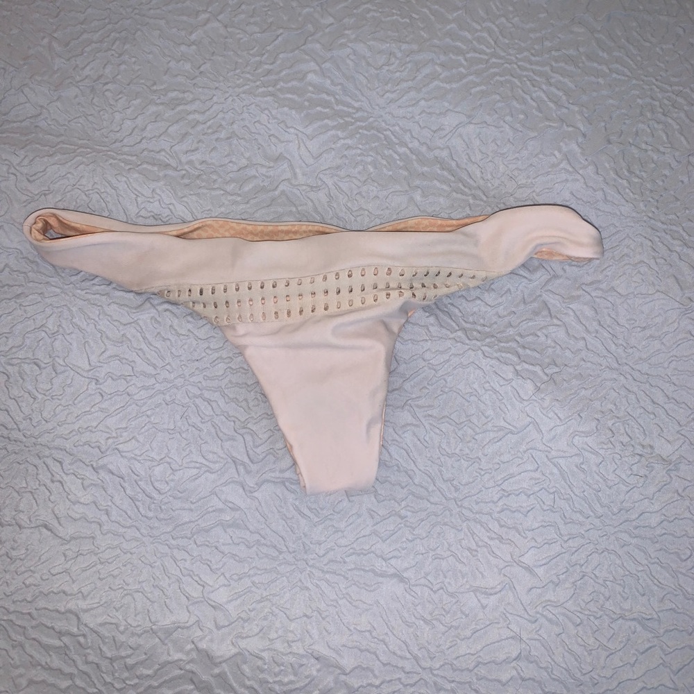 Acacia Pavils Bottom